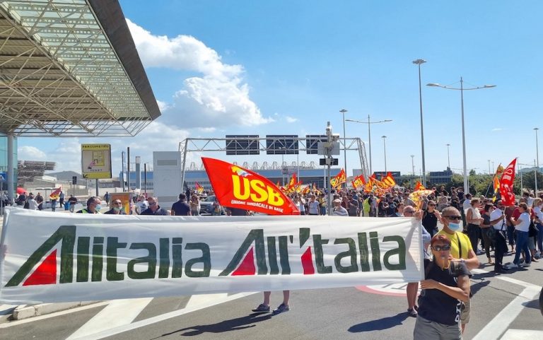 Roma, prosegue la mobilitazione dei lavoratori Alitalia a Fiumicino