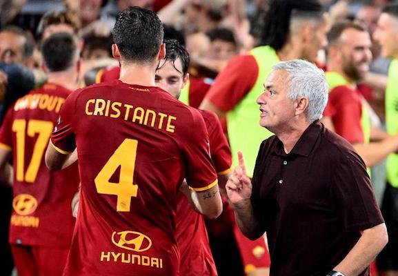 Calcio, i giallorossi di Mourinho inarrestabili: in vetta alla classifica con Milan e Napoli