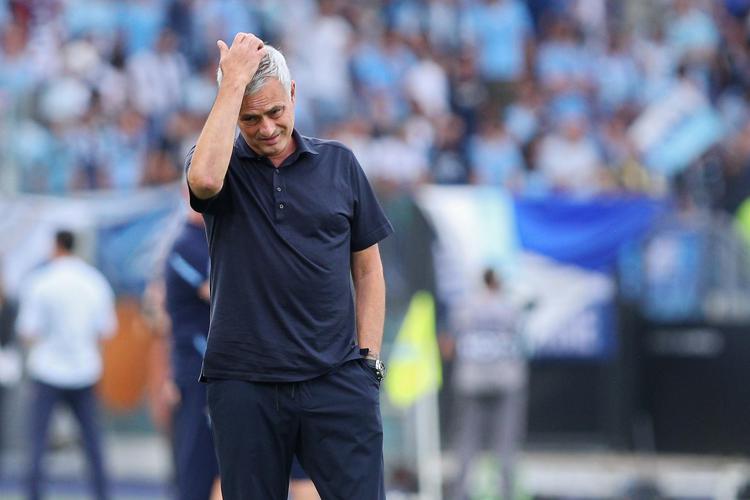 Calcio, Mourinho furibondo dopo la sconfitta al derby: “L’arbitro ha sbagliato”