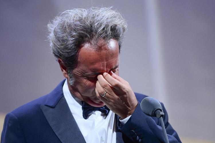 Le lacrime di Paolo Sorrentino per il Leone d’Argento assegnato al suo film “E’ stata la mano di Dio”