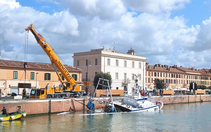 Fiumicino, semi affondato un peschereccio: era ormeggiato in banchina