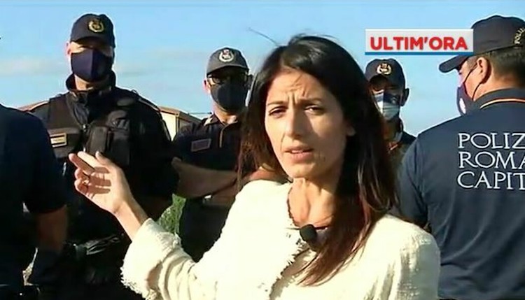 Rom, la sindaca Raggi davanti al campo della Barbuta: “E’ il sesto che chiudiamo”