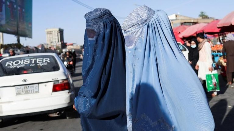 Afghanistan, il sindaco di Kabul alle donne: “Niente lavoro, state a casa”