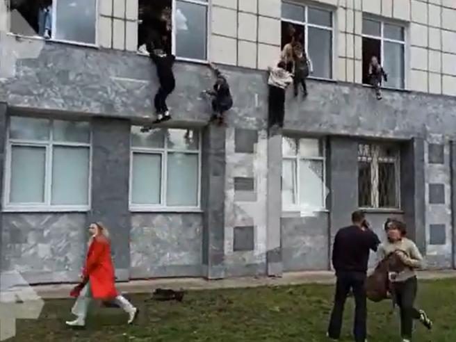 Russia, sparatoria all’Università Statale di Perm: 8 morti e 10 feriti. Ucciso il killer