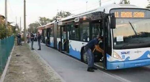 Orrore a Rimini: un 26enne somalo accoltella 5 persone in un autobus. E’ stato poi bloccato e arrestato