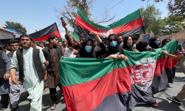 Afghanistan, protesta a Kabul contro il Pakistan: i talebani la reprimono con la forza