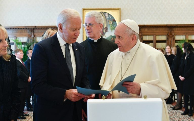 Roma, l’incontro tra Papa Francesco e il presidente Biden