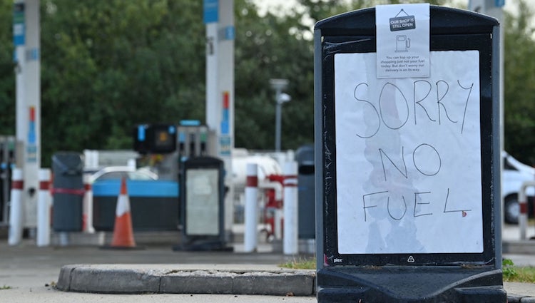 Gran Bretagna, da lunedì interviene l’esercito per far fronte alla crisi della benzina