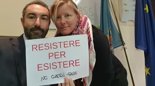 Regione Lazio, i consiglieri Davide Barillari e Sara Cunial (ex M5s), dichiaratamente no vax e no pass, si sono barricati all’interno degli uffici