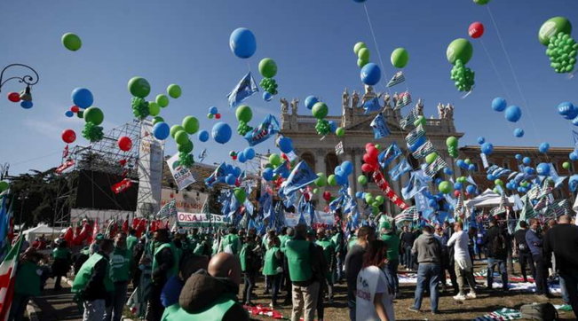 Corteo dei sindacati in piazza San Giovanni, parla Landini (Cgil): “Questa è una manifestazione che difende la democrazia di tutti”