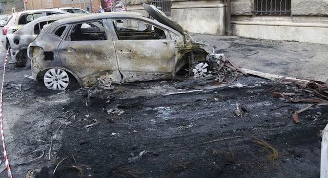 Roma, all’Esquilino riconosciuto e denunciato 26enne che incendiava le auto in sosta