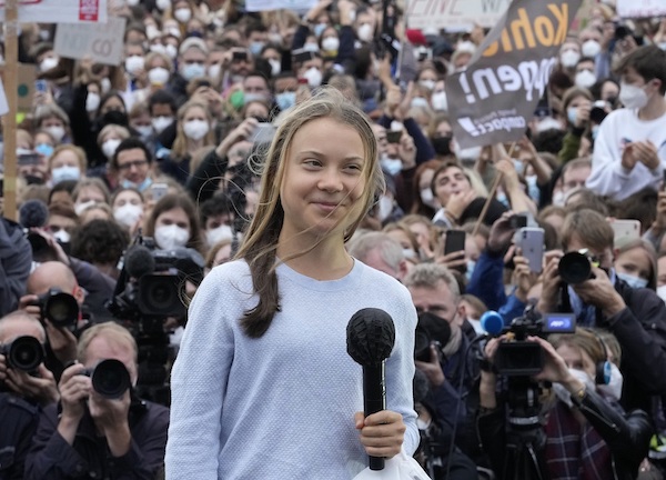 Milano, parla Greta Thunberg: “Il cambiamento verrà dalle strade, da noi, non dalle conferenze. La speranza non viene dal bla bla bla dei politici, non viene dalla mancanza d’azione e dalle promesse vuote”