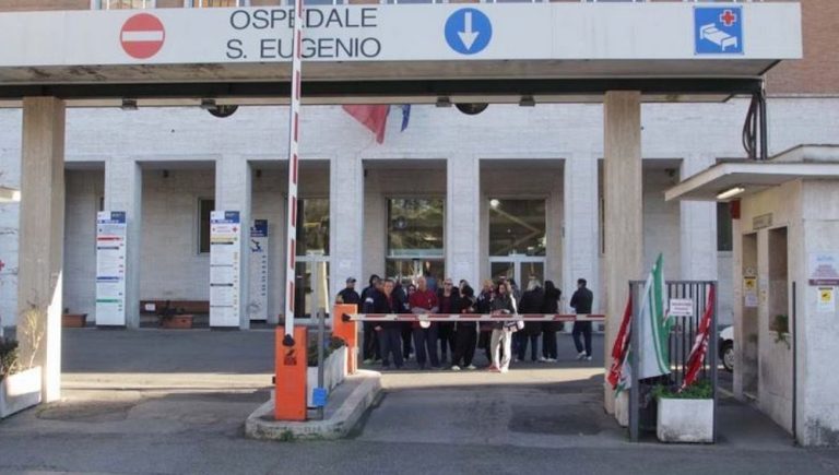 Roma, all’ospedale Sant’Eugenio butta la dose di vaccino che doveva inoculare al figlio: infermiera sospesa ora rischia il licenziamento