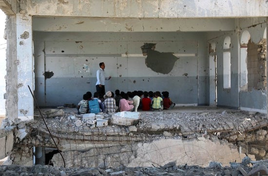 Yemen, choc nelle scuole: Il 60 dei ragazzi le abbandona dopo gli attacchi. 1 un giovane su 5 rischia la vita