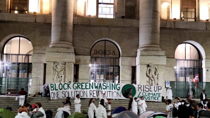 Milano, gli attivisti di Rise up 4 occupano simbolicamente Piazza Affari