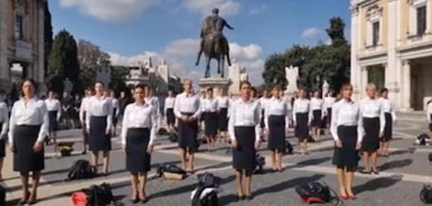 Campidoglio, flashmob delle hostess di Alitalia