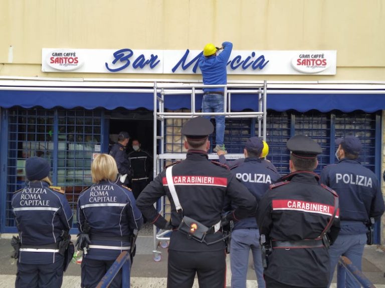 Roma, a Tor Bella Monaca rimossa l’insegna del “Bar Moccia” perchè luogo di spaccio di droga