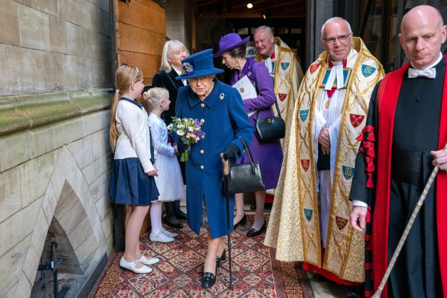 Gran Bretagna, la regina Elisabetta II si è presentata per la prima volta a un grande evento pubblico con un bastone da passeggio