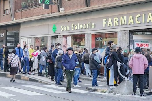 L’allarme di Federfarma: “C’è una minoranza di persone che quando viene a fare il tampone protesta e minaccia”