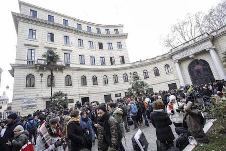 Roma, tensione tra studenti e forze dell’ordine per l’occupazione del liceo artistico Ripetta