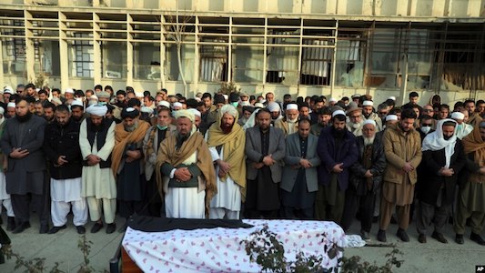 Afghanistan, sono almeno cinque i morti causati dall’esplosione della bomba vicino alla moschea Eid Gah di Kabul