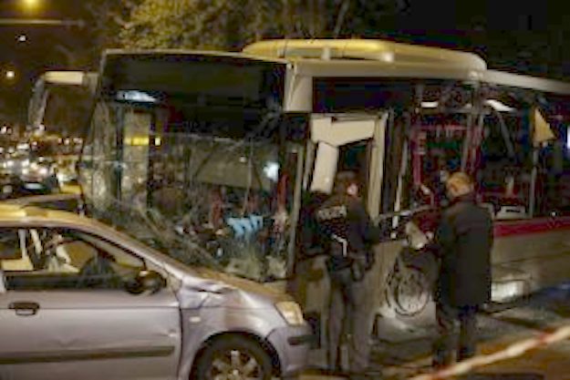 Roma, all’Ostiense scontro frontale tra un’auto e un bus: morto un 28enne