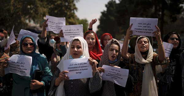 Afghanistan, a Kabul un gruppo di donne manifesta per tornare a scuola