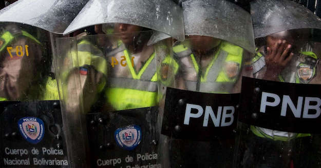 Venezuela, video choc dell’esecuzione sommaria di un uomo da parte di due agenti che poi sono stati arrestati