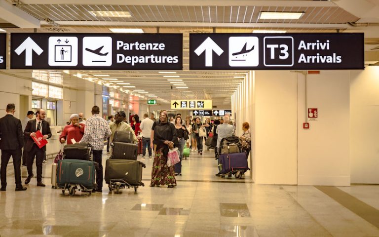 Fiumicino, tentato furto al duty free dell’area partenze all’aeroporto: due persone denunciate