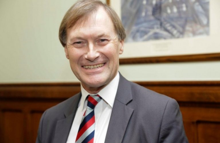 Gran Bretagna, per gli inquirenti l’uccisione del deputato David Amess “E un atto terroristico”