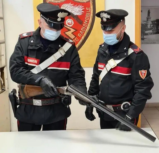 Pratoni del Vivaro (Roma), un uomo chiama i carabinieri e annuncia di volersi uccidere. Poi spara con una doppietta contro i militari