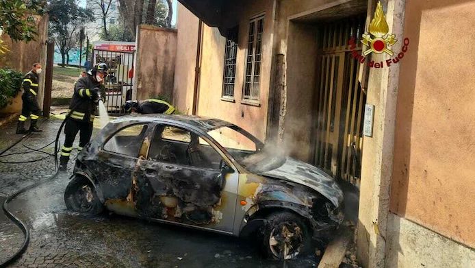 Roma, incendio in un cantiere di un condominio al quartiere Africano: dannaggiate auto in sosta