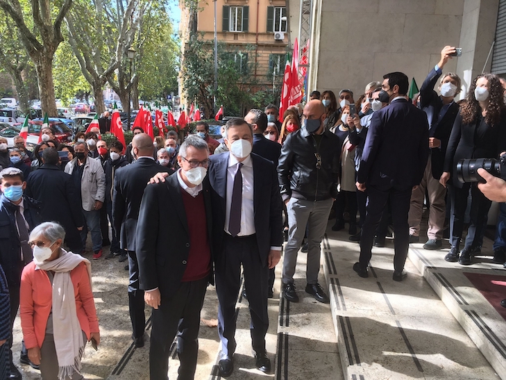 Roma, visita del premier Draghi alla Cgil dopo l’assalto fascista di sabato
