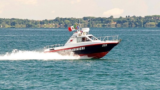 Bracciano (Roma), i carabinieri hanno soccorso 13 scout caduti in acqua da due imbarcazioni a vela