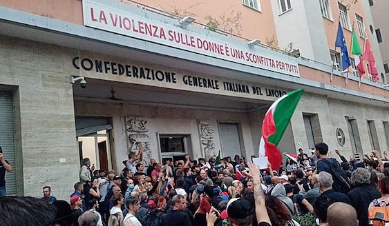 Roma, assalto alla sede della Cgil, l’ira di Landini: “Non ci faremo intimidire, il sindacato ha sconfitto il fascismo”