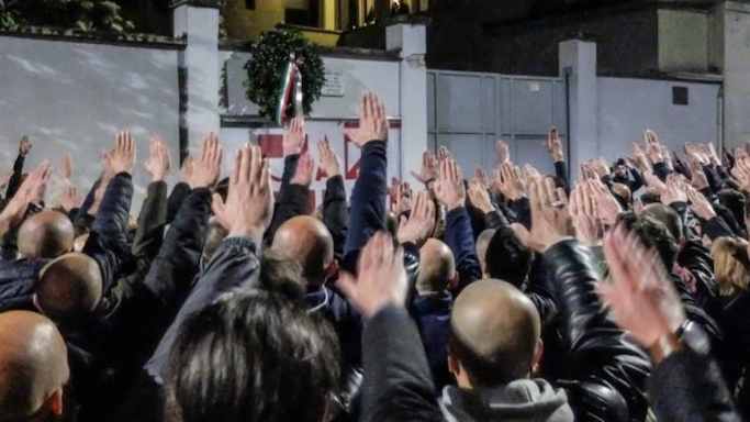 Milano, fecero il saluto romano al cimitero Maggiore: tutti assolti dalla Cassazione