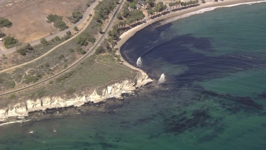 California: disastro ambientale per un guasto ad un oleodotto: 126mila galloni di petrolio a largo della Contea di Orange