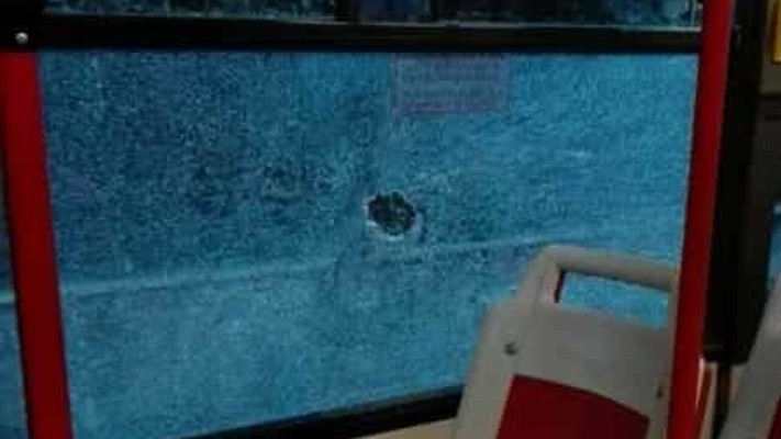 Roma, a Tor Pagnotta un gruppo di minorenni hanno danneggiato un bus: indagano i carabinieri