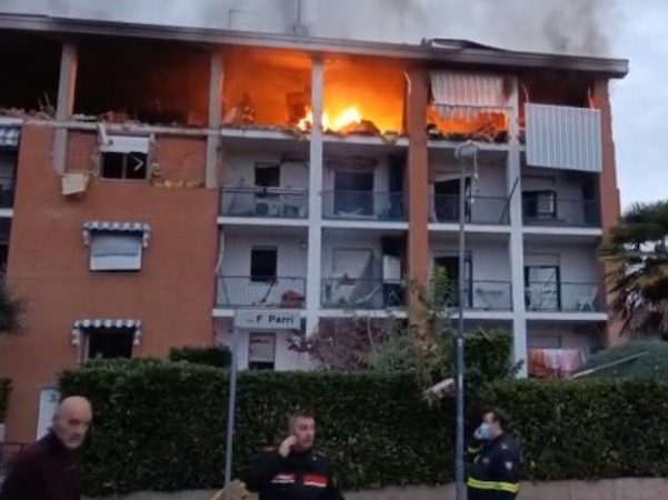 Pinerolo (Torino), esplosione in un appartamento: morta una persona