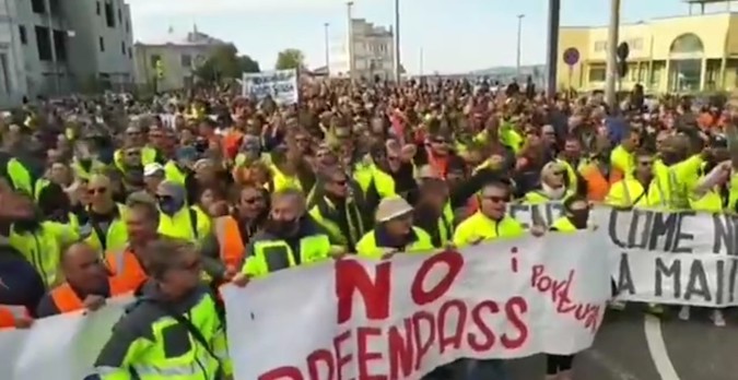 Green pass, i portuali di Trieste ribadiscono: “Le imprese devono pagare i tamponi ai lavoratori”