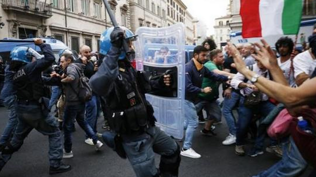 Violenze a Roma, si è presentato spontaneamente l’agente ripreso in un video mentre colpisce un manifestante