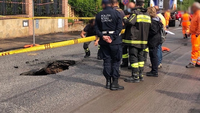 Roma, al quartiere Pigneto si è aperta una voragine lunga 8 metri e profonda 3