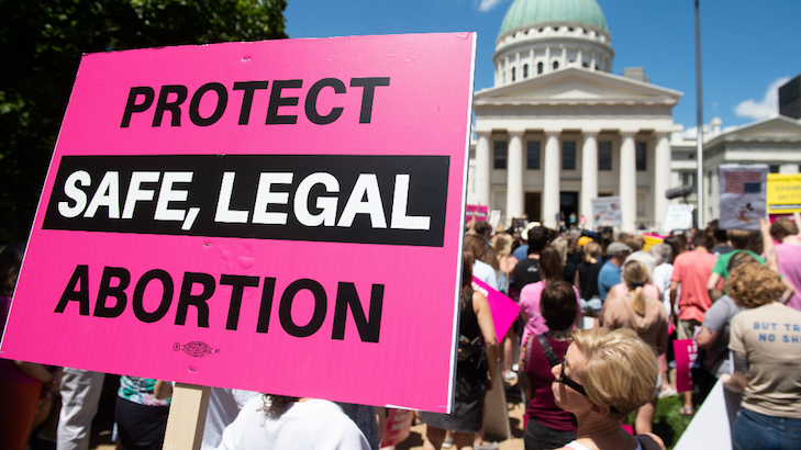 Texas, una corte d’appello federale di Austin ha reintrodotto la legge restrittiva sull’aborto