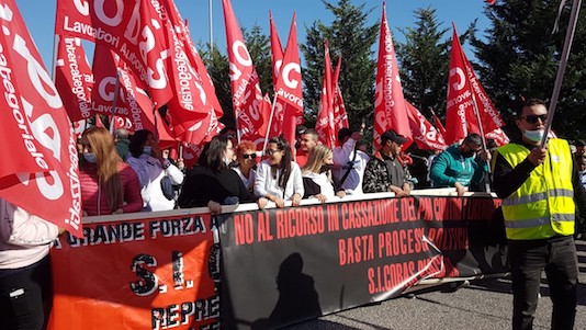 Castel San Giovanni (Piacenza), protesta dei lavoratori di Amazon che hanno bloccato il magazzino