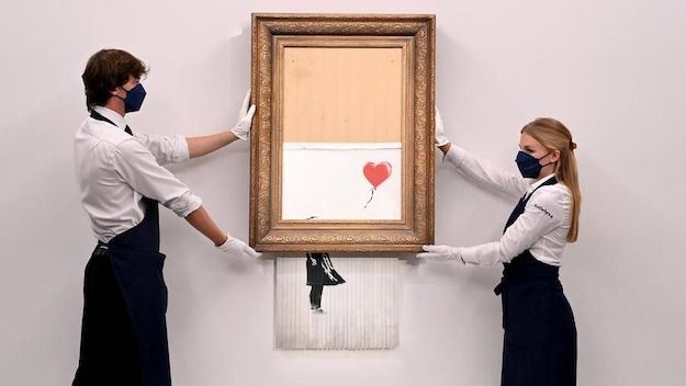 Londra, asta record per un dipinto di Banksy venduto a 18,5 milioni di sterline