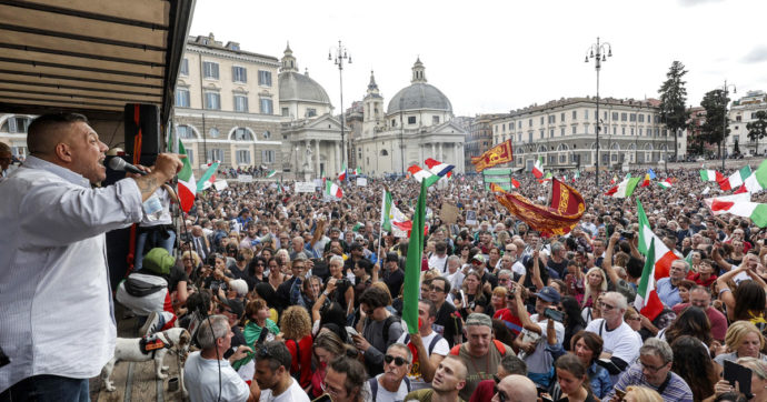 Roma, corteo “no green pass” in piazza del Popolo: scontri con la polizia