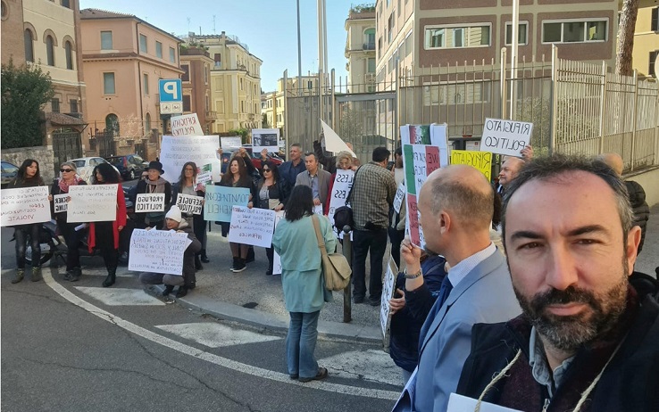 Roma, la singolare protesta no green pass del consigliere Davide Barillari: “Chiedo asilo politico alla Svezia”