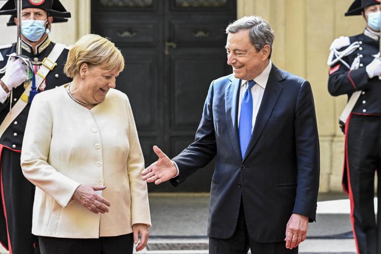 Roma, il premier Draghi incontra la Merkel: “Ci mancherà. E’ stata decisiva per Next generation Eu”