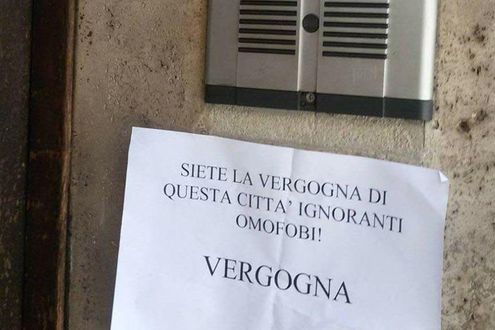 Torino, una coppia gay è da mesi minacciata e insultata dagli altri condomini