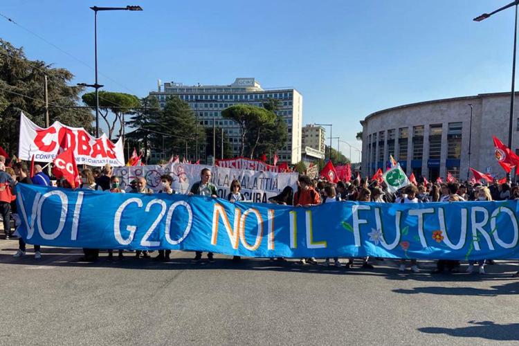 A Roma corteo contro il G20: “Voi la malattia e noi la cura”